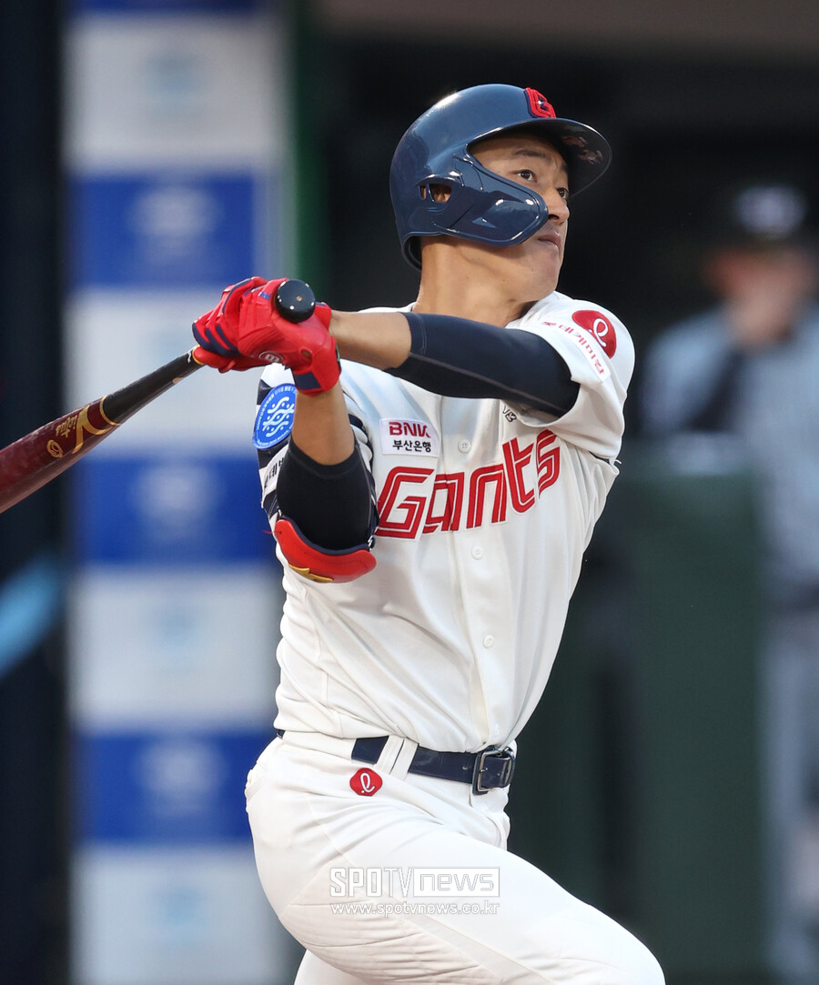 ▲ 시즌 초반 팀의 주전 유격수로 기대를 모았던 노진혁 또한 타격 부진의 늪에서 벗어나지 못했다. 14경기에서 타율 0.176에 그치자 결국 칼을 빼들었다. 노진혁은 4월 11일 2군으로 내려가 현재 경기력을 조정하고 있다. ⓒ곽혜미 기자