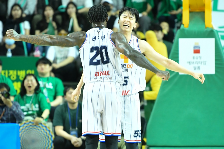 ▲ 라건아와 송교창(왼쪽부터) ⓒ KBL