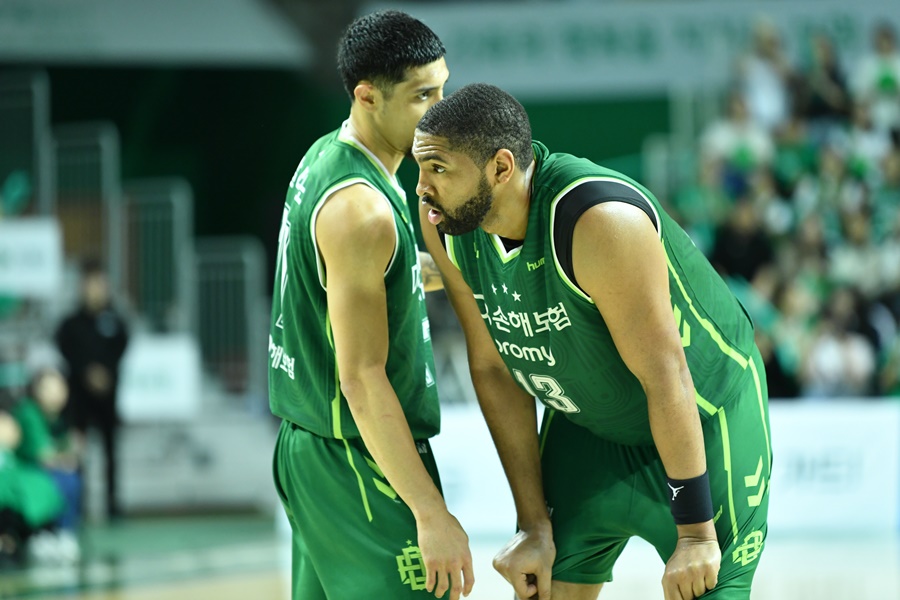 ▲ 이선 알바노와 디드릭 로슨(왼쪽부터). MVP 듀오가 힘을 못썼다 ⓒ KBL
