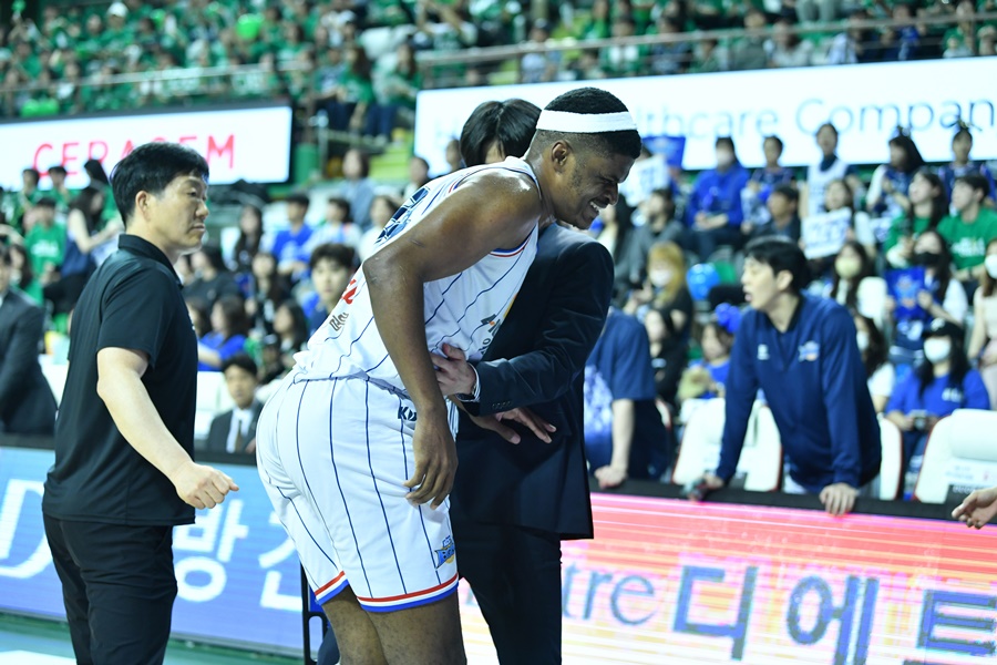 ▲ 알리제 드숀 존슨이 쓰러졌다. 코트를 나간 뒤 다시 돌아오지 못했다 ⓒ KBL