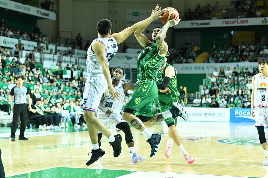 ▲ 이선 알바노(오른쪽)가 막혔다 ⓒ KBL