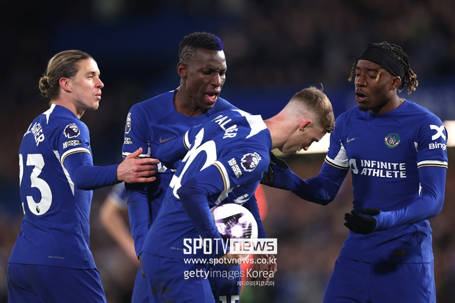 ▲ 16일(한국시간) 스탬포드 브리지에서 열린 2023-24 잉글랜드 프리미어리그 33라운드 에버튼과 홈 경기에서 첼시 선수들이 서로 페널티킥을 차겠다고 다투는 상황이 나왔다. 마우리시오 포체티노 첼시 감독은 이 장면을 두고 "용납할 수 없는 부끄러운 장면"이라고 꾸짖었다. 경기에선 첼시가 6-0 대승을 거뒀다.