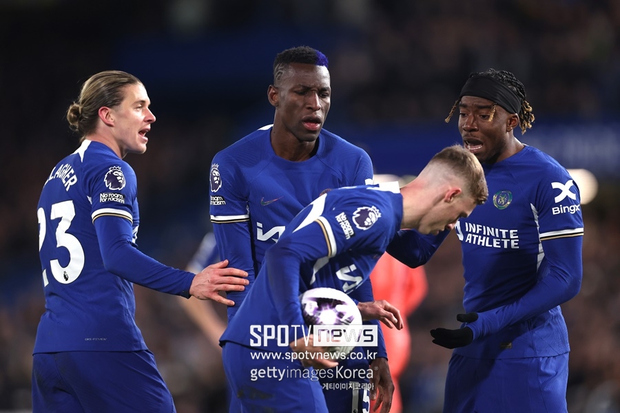 ▲ 16일(한국시간) 스탬포드 브리지에서 열린 2023-24 잉글랜드 프리미어리그 33라운드 에버튼과 홈 경기에서 첼시 선수들이 서로 페널티킥을 차겠다고 다투는 상황이 나왔다. 마우리시오 포체티노 첼시 감독은 이 장면을 두고 "용납할 수 없는 부끄러운 장면"이라고 꾸짖었다. 경기에선 첼시가 6-0 대승을 거뒀다.