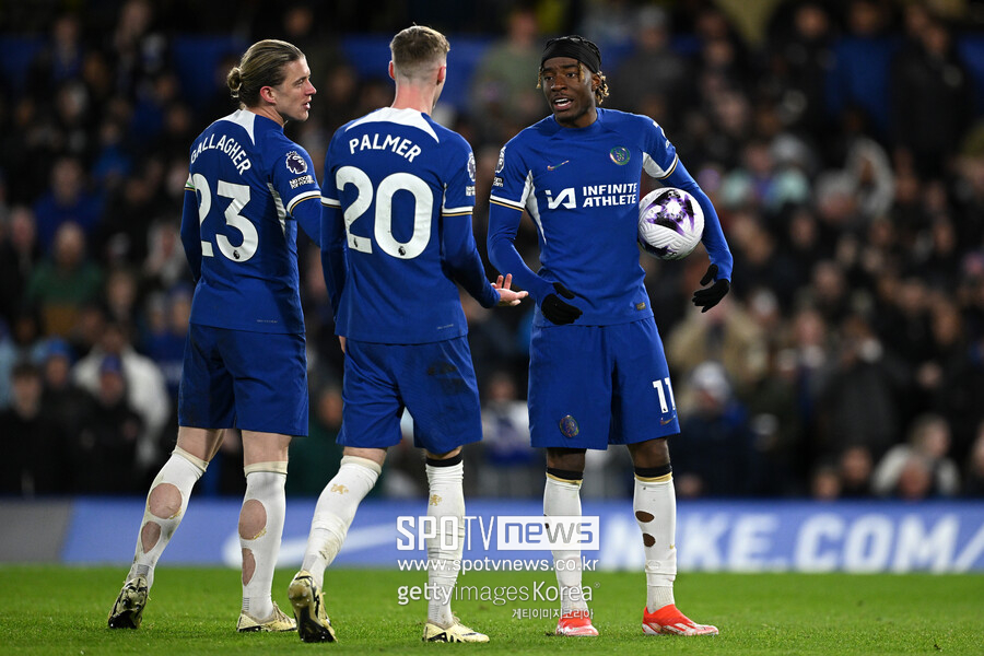 ▲ 16일(한국시간) 스탬포드 브리지에서 열린 2023-24 잉글랜드 프리미어리그 33라운드 에버튼과 홈 경기에서 첼시 선수들이 서로 페널티킥을 차겠다고 다투는 상황이 나왔다. 마우리시오 포체티노 첼시 감독은 이 장면을 두고
