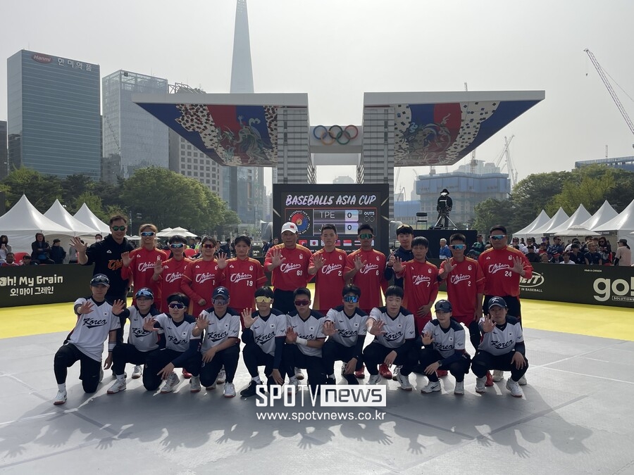 ▲베이스볼5 대한민국 대표팀 선수들이 16일 송파 올림픽공원 평화의광에서 열린 '제2회 SA 베이스볼5 아시아컵' 3,4위전을 마친 후 중국 선수들과 함께 기념촬영을 했다. 대한민국은 4위로 대회를 마쳤다. ⓒ송파, 최민우 기자