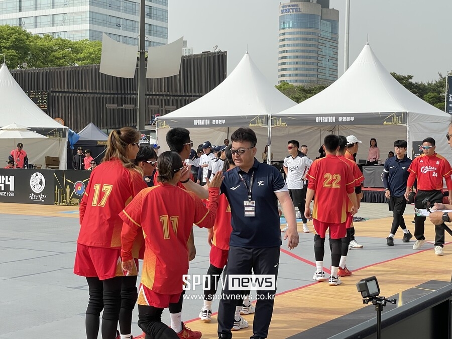 ▲베이스볼5 대한민국 대표팀 차명주 감독이 경기를 마친 후 중국 선수들과 악수를 나누고 있다. ⓒ송파, 최민우 기자