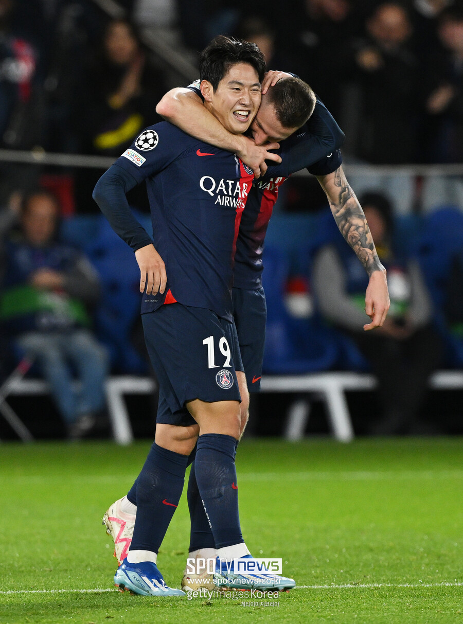 ▲ 유럽축구연맹 예상 선발 명단에 이강인은 없었다. 비티냐, 파비앙 루이스는 바르셀로나 원정길에서 선발로 출전할 거라고 내다봤지만, 2006년생 미드필더 워렌 자이르 에메리가 이강인을 대신에 엔리케 감독 선택을 받을 거라고 전망했다. 하지만 유럽축구연맹 공식 페이지에 전문가 예상에서 알렉스 클리멘손 파리 생제르맹 담당 기자는 "파리 생제르맹은 바르셀로나와 8강 1차전에서 잘못된 점을 바로 잡으려고 노력할 것이다. 엔리케 감독은 16강전에서 레알 소시에다드를 상대로 좋은 성적을 거뒀던 것과 유사한 선발 라인업을 꾸릴 것"이라고 말했다. 이어 "음바페는 8강 1차전 홈 경기에서 이렇다 할 활약을 못했지만, 기분 좋은 기억이 있는 스페인으로 돌아가 큰 영향력을 보이게 될 것"이라고 알렸다. 음바페는 16강 2차전 레알 소시에다드 원정에서 멀티골을 넣었고, 이강인은 이날 1도움을 기록한 적이 있다.