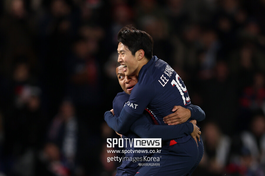 ▲ 유럽축구연맹 예상 선발 명단에 이강인은 없었다. 비티냐, 파비앙 루이스는 바르셀로나 원정길에서 선발로 출전할 거라고 내다봤지만, 2006년생 미드필더 워렌 자이르 에메리가 이강인을 대신에 엔리케 감독 선택을 받을 거라고 전망했다. 하지만 유럽축구연맹 공식 페이지에 전문가 예상에서 알렉스 클리멘손 파리 생제르맹 담당 기자는 "파리 생제르맹은 바르셀로나와 8강 1차전에서 잘못된 점을 바로 잡으려고 노력할 것이다. 엔리케 감독은 16강전에서 레알 소시에다드를 상대로 좋은 성적을 거뒀던 것과 유사한 선발 라인업을 꾸릴 것"이라고 말했다. 이어 "음바페는 8강 1차전 홈 경기에서 이렇다 할 활약을 못했지만, 기분 좋은 기억이 있는 스페인으로 돌아가 큰 영향력을 보이게 될 것"이라고 알렸다. 음바페는 16강 2차전 레알 소시에다드 원정에서 멀티골을 넣었고, 이강인은 이날 1도움을 기록한 적이 있다.