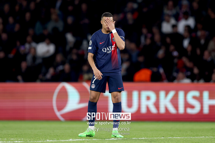 ▲ 유럽축구연맹 예상 선발 명단에 이강인은 없었다. 비티냐, 파비앙 루이스는 바르셀로나 원정길에서 선발로 출전할 거라고 내다봤지만, 2006년생 미드필더 워렌 자이르 에메리가 이강인을 대신에 엔리케 감독 선택을 받을 거라고 전망했다. 하지만 유럽축구연맹 공식 페이지에 전문가 예상에서 알렉스 클리멘손 파리 생제르맹 담당 기자는 "파리 생제르맹은 바르셀로나와 8강 1차전에서 잘못된 점을 바로 잡으려고 노력할 것이다. 엔리케 감독은 16강전에서 레알 소시에다드를 상대로 좋은 성적을 거뒀던 것과 유사한 선발 라인업을 꾸릴 것"이라고 말했다. 이어 "음바페는 8강 1차전 홈 경기에서 이렇다 할 활약을 못했지만, 기분 좋은 기억이 있는 스페인으로 돌아가 큰 영향력을 보이게 될 것"이라고 알렸다. 음바페는 16강 2차전 레알 소시에다드 원정에서 멀티골을 넣었고, 이강인은 이날 1도움을 기록한 적이 있다