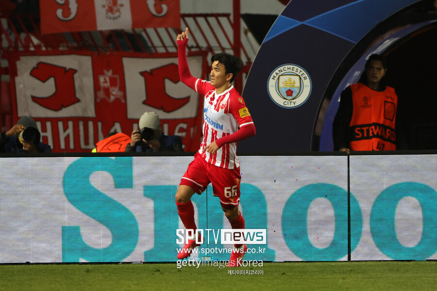 ▲ 선발 출전한 황인범은 선제골을 도우며 팀 승리에 보탬이 됐다. 황인범은 후반 10분에 나온 코너킥에서 키커로 나섰고, 날카로운 크로스를 올렸다. 이를 골문 앞에 있던 피터 올레인카가 헤더 득점으로 연결했다. 황인범의 도움이 적립되는 순간이었다. 황인범의 활약 속에 즈베즈다는 통산 35회 리그 챔피언에 등극했다. 황인범 개인에게는 프로 첫 트로피다. 지난 2015년 대전시티즌(현 대전하나시티즌)에 입단하며 시작한 프로 무대에서 9년 만에 우승을 맛봤다.