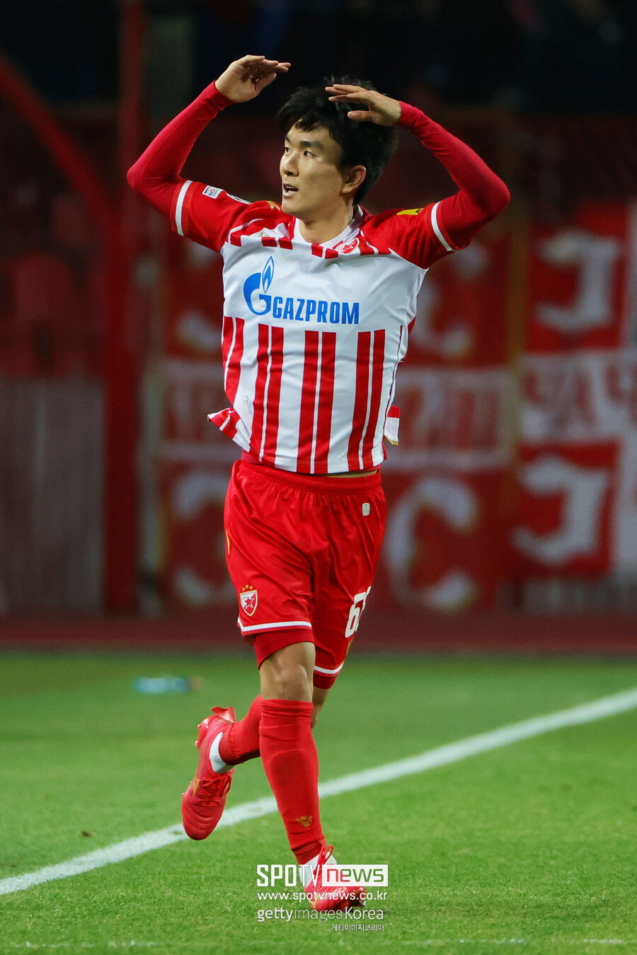 ▲ 선발 출전한 황인범은 선제골을 도우며 팀 승리에 보탬이 됐다. 황인범은 후반 10분에 나온 코너킥에서 키커로 나섰고, 날카로운 크로스를 올렸다. 이를 골문 앞에 있던 피터 올레인카가 헤더 득점으로 연결했다. 황인범의 도움이 적립되는 순간이었다. 황인범의 활약 속에 즈베즈다는 통산 35회 리그 챔피언에 등극했다. 황인범 개인에게는 프로 첫 트로피다. 지난 2015년 대전시티즌(현 대전하나시티즌)에 입단하며 시작한 프로 무대에서 9년 만에 우승을 맛봤다.