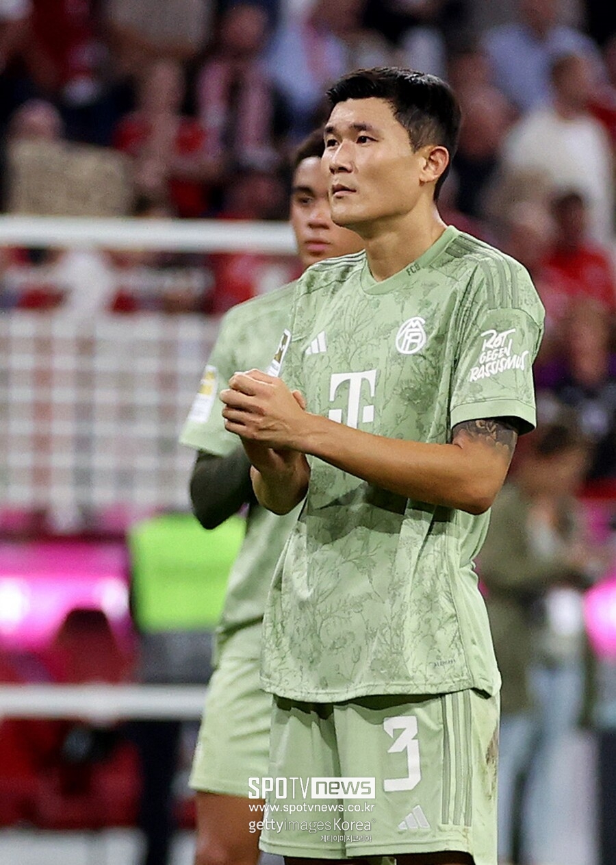 ▲ 바이에른 뮌헨이 1일 푸스발 아레나에서 펼친 레알 마드리드와 4강 1차전 홈경기에서 2-2 무승부에 그쳤다. 2차전 원정 경기에서 이겨야만 2019-20시즌 이후 4시즌 만에 결승 무대를 밟게 된다. 이날 선발에 복귀한 김민재는 풀타임을 뛰었지만 2실점에 모두 관여하는 좋지 않은 모습을 보여줬다. 선제골 실점 장면에서 평소처럼 올라가는 수비를 보여줬다가 비니시우스를 놓쳤고, 2-1로 앞선 후반에도 호드리구에게 파울을 범해 페널티킥을 내주면서 고개를 숙였다. 바이에른 뮌헨과 레알 마드리드의 2차전은 오는 8일 산티아고 베르나베우에서 열린다.