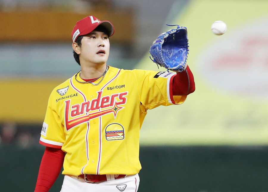 ▲ 3연속 밀어내기를 허용하며 고개를 숙인 서진용 ⓒSSG랜더스