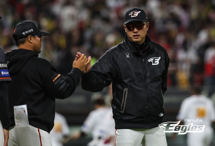 ▲ 최원호 한화 이글스 감독이 감독 통산 100승을 달성하고도 축하를 받지 못했다. ⓒ 한화 이글스