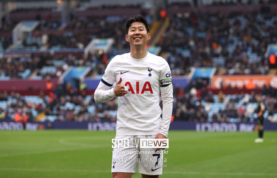 ▲ 손흥민은 지금도 절정이다. 토트넘 유니폼을 입고 9년차에 접어든 손흥민은 지금까지 공식전 통산 404경기를 뛰어 161골을 넣고 있다. 이는 구단 역대 최다 득점 공동 5위에 해당한다. 1882년 창단한 토트넘의 142년의 연혁에서 다섯 손가락에 꼽히는 공격수로 이름을 남기고 있다. 꾸준히 성장하는 모습도 장점이다. 입단 2년차 21골을 기록한 이후로 8시즌 연속 두 자릿수 득점에 성공하고 있다. 올 시즌 잔여 경기에서 도움 1개만 추가하면 개인 통산 3번째 10골-10도움을 달성한다.