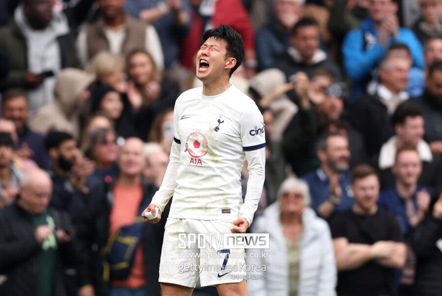 ▲ 손흥민은 지금도 절정이다. 토트넘 유니폼을 입고 9년차에 접어든 손흥민은 지금까지 공식전 통산 404경기를 뛰어 161골을 넣고 있다. 이는 구단 역대 최다 득점 공동 5위에 해당한다. 1882년 창단한 토트넘의 142년의 연혁에서 다섯 손가락에 꼽히는 공격수로 이름을 남기고 있다. 꾸준히 성장하는 모습도 장점이다. 입단 2년차 21골을 기록한 이후로 8시즌 연속 두 자릿수 득점에 성공하고 있다. 올 시즌 잔여 경기에서 도움 1개만 추가하면 개인 통산 3번째 10골-10도움을 달성한다.