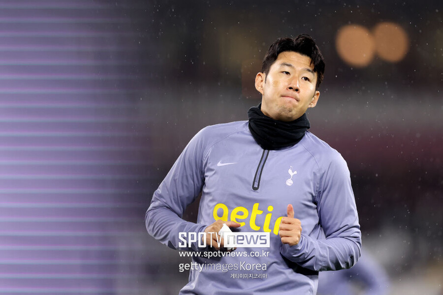 ▲ 손흥민은 지금도 절정이다. 토트넘 유니폼을 입고 9년차에 접어든 손흥민은 지금까지 공식전 통산 404경기를 뛰어 161골을 넣고 있다. 이는 구단 역대 최다 득점 공동 5위에 해당한다. 1882년 창단한 토트넘의 142년의 연혁에서 다섯 손가락에 꼽히는 공격수로 이름을 남기고 있다. 꾸준히 성장하는 모습도 장점이다. 입단 2년차 21골을 기록한 이후로 8시즌 연속 두 자릿수 득점에 성공하고 있다. 올 시즌 잔여 경기에서 도움 1개만 추가하면 개인 통산 3번째 10골-10도움을 달성한다.