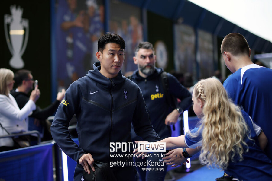 ▲ 손흥민은 지금도 절정이다. 토트넘 유니폼을 입고 9년차에 접어든 손흥민은 지금까지 공식전 통산 404경기를 뛰어 161골을 넣고 있다. 이는 구단 역대 최다 득점 공동 5위에 해당한다. 1882년 창단한 토트넘의 142년의 연혁에서 다섯 손가락에 꼽히는 공격수로 이름을 남기고 있다. 꾸준히 성장하는 모습도 장점이다. 입단 2년차 21골을 기록한 이후로 8시즌 연속 두 자릿수 득점에 성공하고 있다. 올 시즌 잔여 경기에서 도움 1개만 추가하면 개인 통산 3번째 10골-10도움을 달성한다.