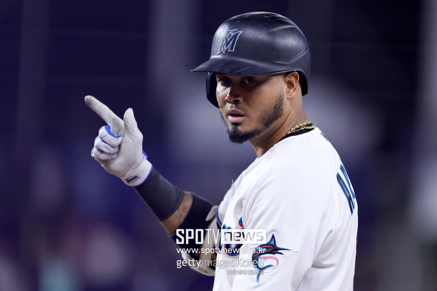 ▲ 샌디에이고 파드리스가 고우석을 포함해 선수 4명을 내주는 조건으로 타격왕 출신 루이스 아라에즈를 영입한다. 아라에즈는 지난 해 마이애미로 이적하자마자 147경기에 나와 203안타를 때리며 타율 .354, 출루율 .393, 장타율 .469, OPS .861에 10홈런 69타점을 기록하면서 내셔널리그 타격왕을 차지했다.