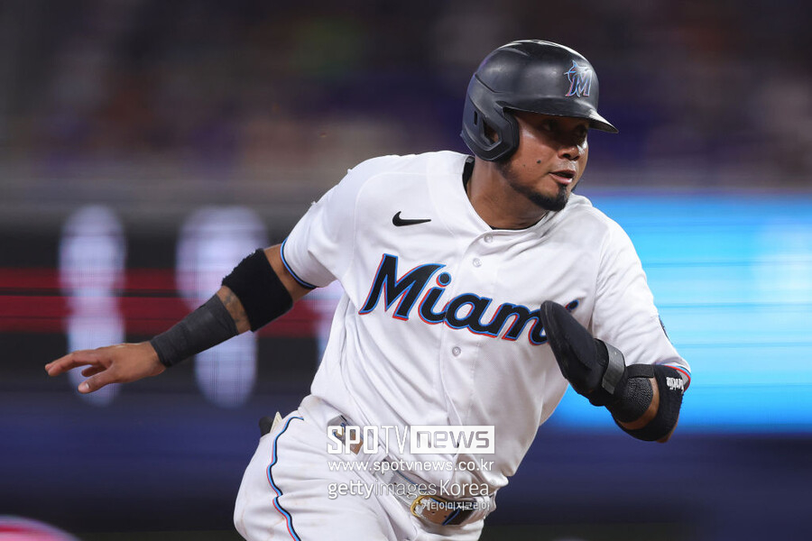 ▲ 샌디에이고 파드리스로 전격 트레이드된 루이스 아라에즈는 지난 해 타율 .354를 기록하며 내셔널리그 타격왕을 차지했던 선수다. 아라에즈는 지난 해 마이애미로 이적하자마자 147경기에 나와 203안타를 때리며 타율 .354, 출루율 .393, 장타율 .469, OPS .861에 10홈런 69타점을 기록하면서 내셔널리그 타격왕에 등극했다.