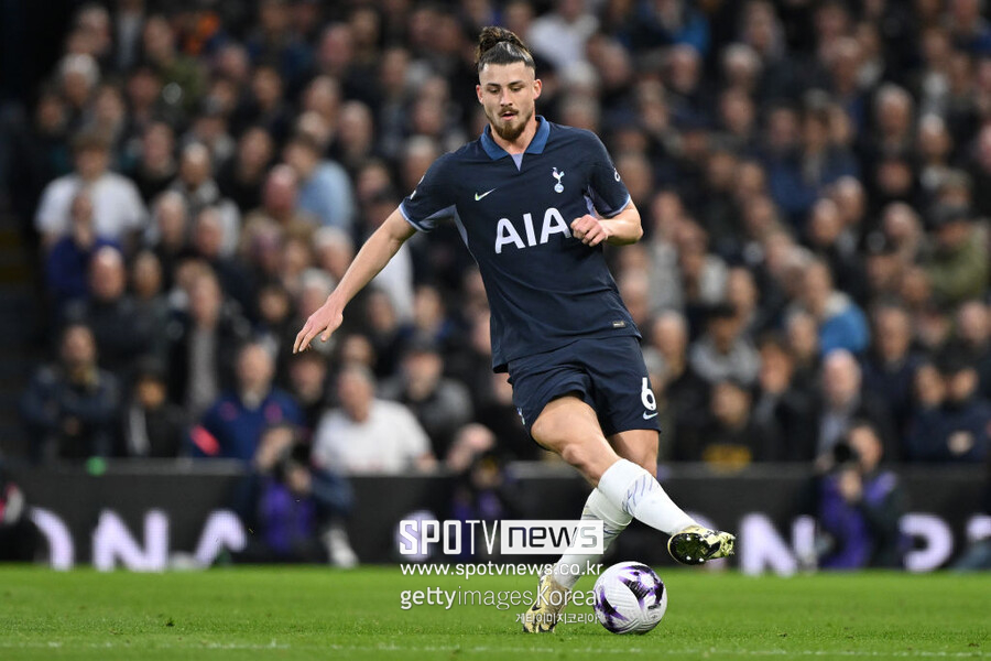 ▲ 라두 드라구신이 바이에른 뮌헨과 나폴리의 영입 제안을 거절하고 토트넘을 선택했다. 그러나 출전 기회를 얻지 못하면서 벤치만 지키고 있다. 그의 에이전트인 플로린 마네아는 "나폴리로 이적하는 것이 더 좋았을 것이다"라면서 후회했다.