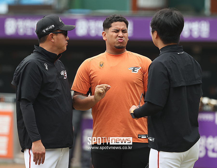 ▲ 최원호 한화 이글스 감독(왼쪽)과 리카르도 산체스 ⓒ곽혜미 기자