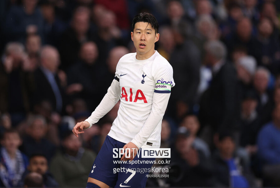 ▲ 손흥민과 토트넘이 새로운 계약을 체결할 것으로 보인다. 영국 매체 '풋볼 인사이더'는 3일(한국시간) "토트넘은 2023-24시즌이 끝나면 손흥민과 새로운 연장 계약에 합의할 거라고 자신했다. 손흥민은 계약은 2025년에 만료될 예정이지만, 토트넘은 한 시즌 더 연장할 수 있는 옵션을 가지고 있다"라고 보도했다. 이번 계약을 통해 손흥민은 토트넘 역사상 연봉 1위로 올라설 수 있다. 이번 보도에서도 손흥민은 토트넘으로부터 거대한 패키지를 제시받은 것으로 알려져 그동안 활약을 인정받을 것으로 보인다.