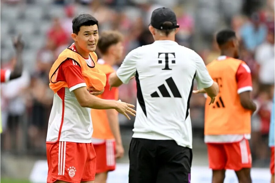 ▲ 바이에른 뮌헨 김민재에게 엄청난 비판이 있었다. 독일 언론을 포함해 영국까지 김민재 실점에 혀를 내둘렀다. 잉글랜드 대표팀 출신 수비수 스티븐 맥나만과 제이미 캐러거가 각각 김민재에게 실망스런 반응이었다. 수비 본고장 이탈리아에서도 '나폴리 시절 짝퉁'이라며 손가락질했다. 투헬 감독은 레알 마드리드전 직후엔 욕심이 과했다며 쓴소리를 했지만, 이후 "김민재는 매우 공격적인 수비를 선호하는 선수다. 최근에 많이 뛰지 못했다. 두 번의 실수에서 교훈을 얻었을 것이다. 좋은 모습을 보이려다가 나온 장면이다. 김민재에게 손가락질하고 희생양을 삼는 건 옳지 못하다. 김민재는 늘 우리의 지지를 받을 것이다. 슈투트가르트전에서 김민재가 뛸 가능성이 있다. 더 리흐트와 우파메카노 컨디션이 좋지 않아 어쩌면 우리에겐 두 명의 중앙 수비만 남았을지 모른다"라고 말했다