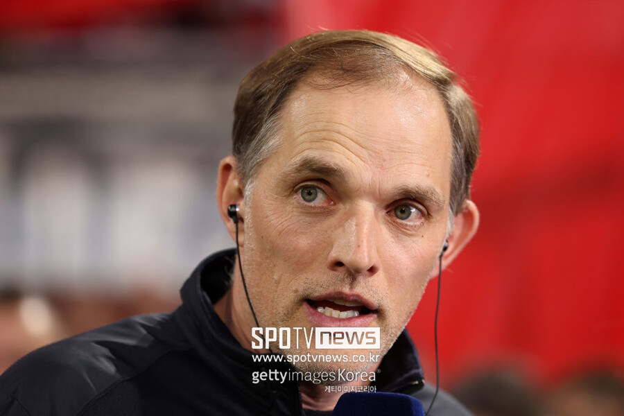 ▲ 바이에른 뮌헨 김민재에게 엄청난 비판이 있었다. 독일 언론을 포함해 영국까지 김민재 실점에 혀를 내둘렀다. 잉글랜드 대표팀 출신 수비수 스티븐 맥나만과 제이미 캐러거가 각각 김민재에게 실망스런 반응이었다. 수비 본고장 이탈리아에서도 '나폴리 시절 짝퉁'이라며 손가락질했다. 투헬 감독은 레알 마드리드전 직후엔 욕심이 과했다며 쓴소리를 했지만, 이후 "김민재는 매우 공격적인 수비를 선호하는 선수다. 최근에 많이 뛰지 못했다. 두 번의 실수에서 교훈을 얻었을 것이다. 좋은 모습을 보이려다가 나온 장면이다. 김민재에게 손가락질하고 희생양을 삼는 건 옳지 못하다. 김민재는 늘 우리의 지지를 받을 것이다. 슈투트가르트전에서 김민재가 뛸 가능성이 있다. 더 리흐트와 우파메카노 컨디션이 좋지 않아 어쩌면 우리에겐 두 명의 중앙 수비만 남았을지 모른다"라고 말했다