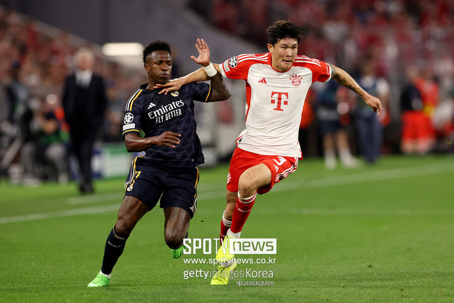 ▲ 바이에른 뮌헨 김민재에게 엄청난 비판이 있었다. 독일 언론을 포함해 영국까지 김민재 실점에 혀를 내둘렀다. 잉글랜드 대표팀 출신 수비수 스티븐 맥나만과 제이미 캐러거가 각각 김민재에게 실망스런 반응이었다. 수비 본고장 이탈리아에서도 '나폴리 시절 짝퉁'이라며 손가락질했다. 투헬 감독은 레알 마드리드전 직후엔 욕심이 과했다며 쓴소리를 했지만, 이후 "김민재는 매우 공격적인 수비를 선호하는 선수다. 최근에 많이 뛰지 못했다. 두 번의 실수에서 교훈을 얻었을 것이다. 좋은 모습을 보이려다가 나온 장면이다. 김민재에게 손가락질하고 희생양을 삼는 건 옳지 못하다. 김민재는 늘 우리의 지지를 받을 것이다. 슈투트가르트전에서 김민재가 뛸 가능성이 있다. 더 리흐트와 우파메카노 컨디션이 좋지 않아 어쩌면 우리에겐 두 명의 중앙 수비만 남았을지 모른다"라고 말했다