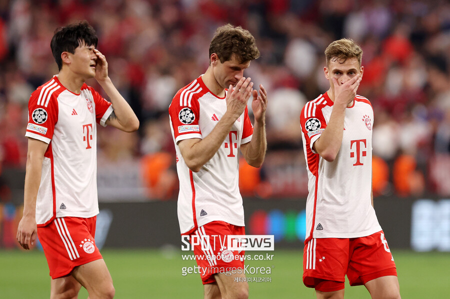 ▲ 바이에른 뮌헨 김민재에게 엄청난 비판이 있었다. 독일 언론을 포함해 영국까지 김민재 실점에 혀를 내둘렀다. 잉글랜드 대표팀 출신 수비수 스티븐 맥나만과 제이미 캐러거가 각각 김민재에게 실망스런 반응이었다. 수비 본고장 이탈리아에서도 '나폴리 시절 짝퉁'이라며 손가락질했다. 투헬 감독은 레알 마드리드전 직후엔 욕심이 과했다며 쓴소리를 했지만, 이후 "김민재는 매우 공격적인 수비를 선호하는 선수다. 최근에 많이 뛰지 못했다. 두 번의 실수에서 교훈을 얻었을 것이다. 좋은 모습을 보이려다가 나온 장면이다. 김민재에게 손가락질하고 희생양을 삼는 건 옳지 못하다. 김민재는 늘 우리의 지지를 받을 것이다. 슈투트가르트전에서 김민재가 뛸 가능성이 있다. 더 리흐트와 우파메카노 컨디션이 좋지 않아 어쩌면 우리에겐 두 명의 중앙 수비만 남았을지 모른다"라고 말했다
