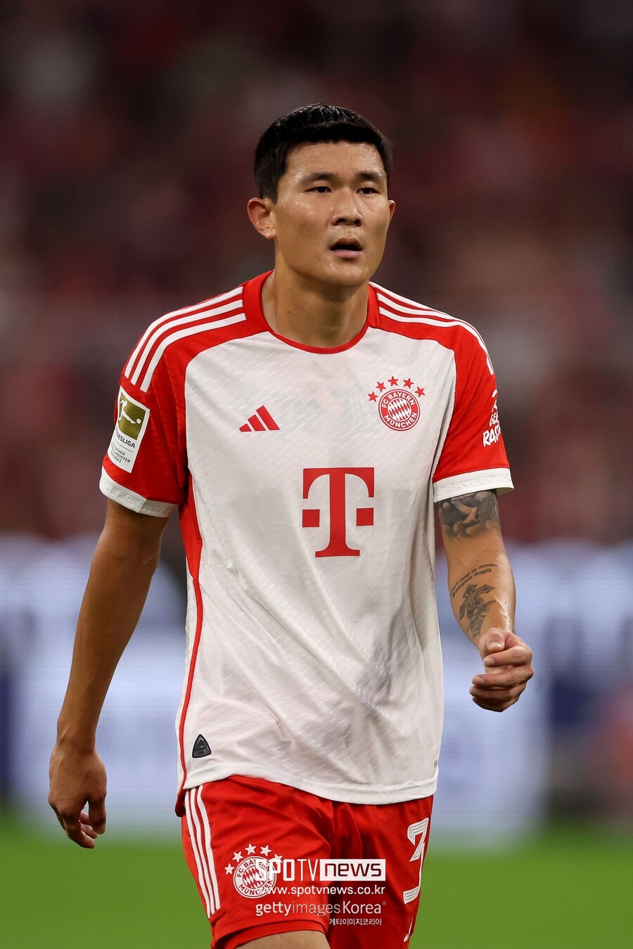 ▲ 토마스 투헬 감독이 김민재(28, 바이에른 뮌헨)를 옹호했지만, 김민재를 둘러싼 보도들이 끊이지 않는다. 독일 매체 '바바리안 풋볼'은 4일(한국시간) "김민재가 이탈리아 세리에A 나폴리 복귀를 원할 수도 있다. 현재 바이에른 뮌헨에서 고립감을 느끼고 있다. 더 많은 지원과 동료들 소통을 원한다"라고 알렸다. 전반기 분데스리가 통합 베스트에 들 정도로 변함없는 모습을 보였지만 후반기 투헬 감독에게 선택받지 못했다. 투헬 감독은 겨울에 영입한 에릭 다이어와 기존 수비수 마티아스 더 리흐트 조합이 안정적이라고 판단했고 김민재와 다요 우파메카노를 주전조에서 제외했다. 후반기 적은 출전 시간에 실전 감각이 떨어졌고 종종 찾아온 기회에서 침착하지 못했다. 더 리흐트가 부상으로 100% 컨디션이 아니게 되자 출전했던 레알 마드리드와 챔피언스리그 4강 1차전에서는 2실점 빌미를 제공하며 혹평을 받았다