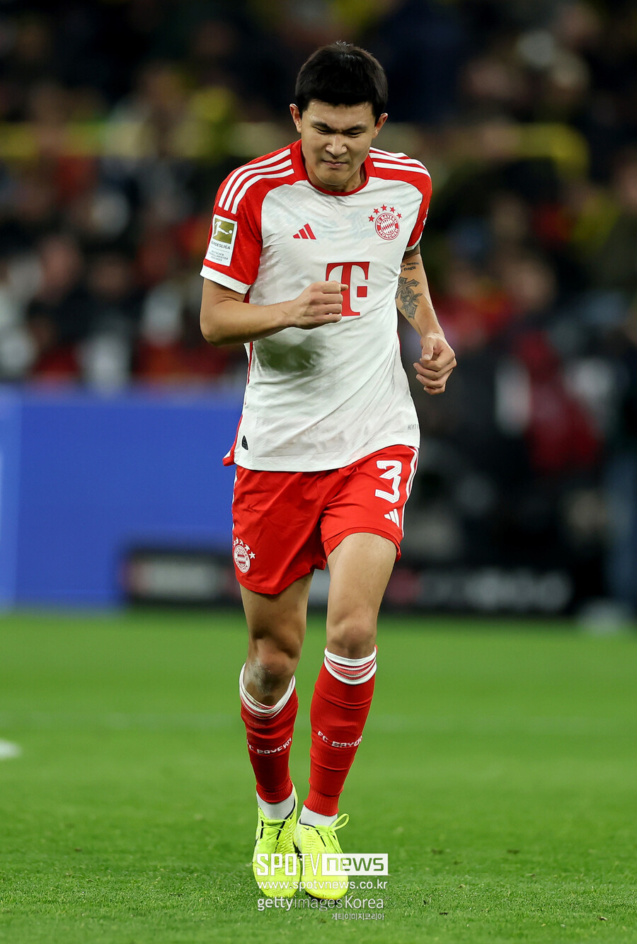 ▲ 토마스 투헬 감독이 김민재(28, 바이에른 뮌헨)를 옹호했지만, 김민재를 둘러싼 보도들이 끊이지 않는다. 독일 매체 '바바리안 풋볼'은 4일(한국시간) "김민재가 이탈리아 세리에A 나폴리 복귀를 원할 수도 있다. 현재 바이에른 뮌헨에서 고립감을 느끼고 있다. 더 많은 지원과 동료들 소통을 원한다"라고 알렸다. 전반기 분데스리가 통합 베스트에 들 정도로 변함없는 모습을 보였지만 후반기 투헬 감독에게 선택받지 못했다. 투헬 감독은 겨울에 영입한 에릭 다이어와 기존 수비수 마티아스 더 리흐트 조합이 안정적이라고 판단했고 김민재와 다요 우파메카노를 주전조에서 제외했다. 후반기 적은 출전 시간에 실전 감각이 떨어졌고 종종 찾아온 기회에서 침착하지 못했다. 더 리흐트가 부상으로 100% 컨디션이 아니게 되자 출전했던 레알 마드리드와 챔피언스리그 4강 1차전에서는 2실점 빌미를 제공하며 혹평을 받았다