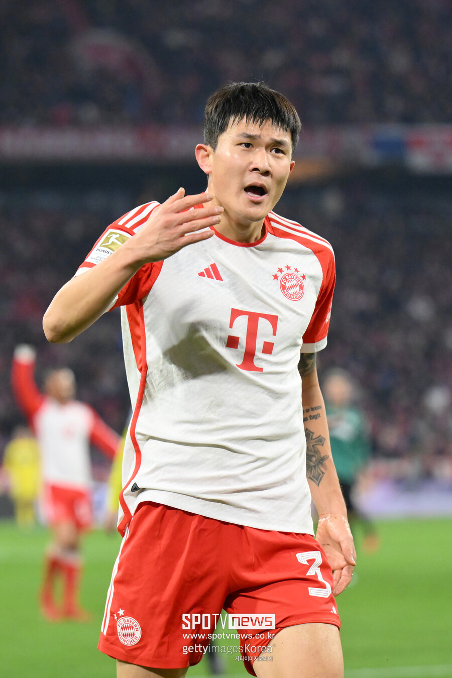 ▲ 토마스 투헬 감독이 김민재(28, 바이에른 뮌헨)를 옹호했지만, 김민재를 둘러싼 보도들이 끊이지 않는다. 독일 매체 '바바리안 풋볼'은 4일(한국시간) "김민재가 이탈리아 세리에A 나폴리 복귀를 원할 수도 있다. 현재 바이에른 뮌헨에서 고립감을 느끼고 있다. 더 많은 지원과 동료들 소통을 원한다"라고 알렸다. 전반기 분데스리가 통합 베스트에 들 정도로 변함없는 모습을 보였지만 후반기 투헬 감독에게 선택받지 못했다. 투헬 감독은 겨울에 영입한 에릭 다이어와 기존 수비수 마티아스 더 리흐트 조합이 안정적이라고 판단했고 김민재와 다요 우파메카노를 주전조에서 제외했다. 후반기 적은 출전 시간에 실전 감각이 떨어졌고 종종 찾아온 기회에서 침착하지 못했다. 더 리흐트가 부상으로 100% 컨디션이 아니게 되자 출전했던 레알 마드리드와 챔피언스리그 4강 1차전에서는 2실점 빌미를 제공하며 혹평을 받았다