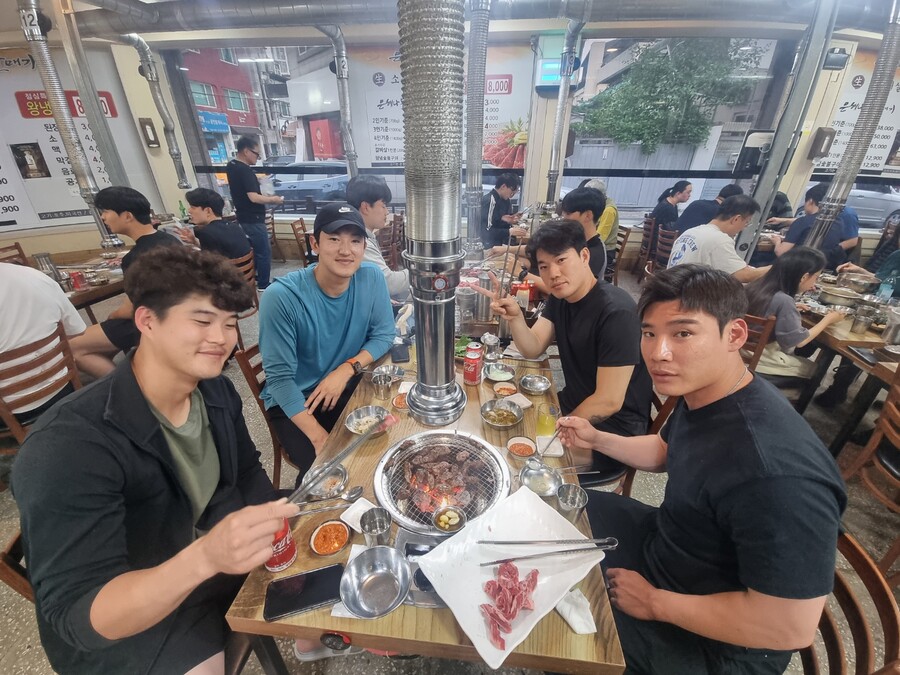 ▲고영표가 선수들에게 소고기를 대접했다. ⓒkt 위즈
