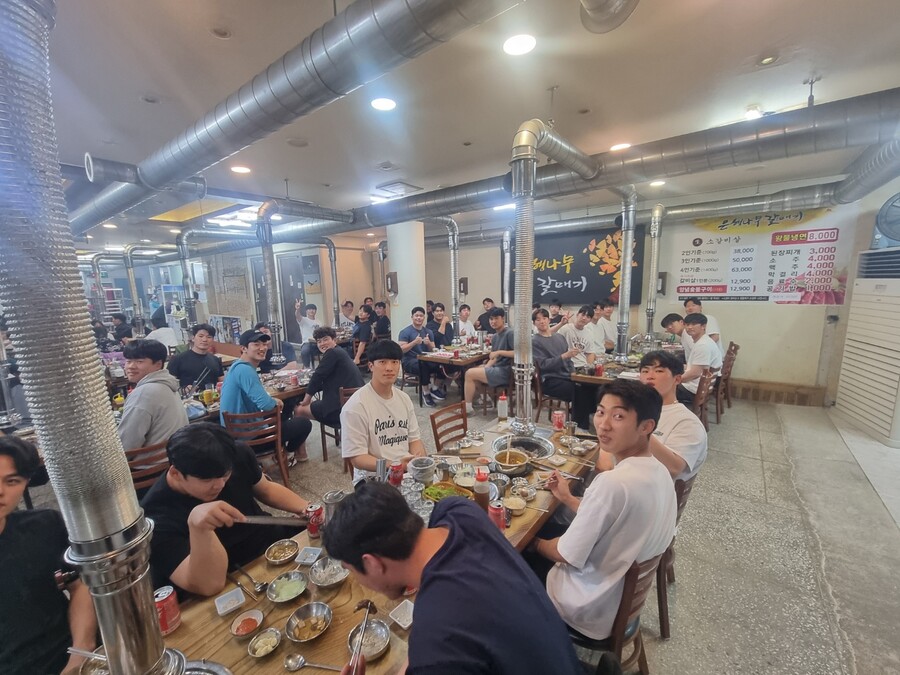 ▲고영표와 선수들이 소고기 회식을 가졌다. ⓒkt 위즈