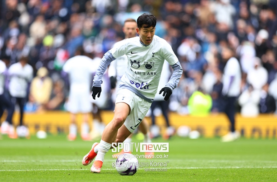 ▲ 토트넘과 손흥민의 동행이 더 길어질 전망이다. 이번 시즌 종료 후 토트넘과 연장 계약을 체결할 가능성이 높다. 일단은 1년 연장 옵션 발동이지만 추후 장기 재계약으로 변경될 여지가 있다. 재계약 체결 시기는 2023-24시즌 종료 후 여름으로 보인다. 최초 보도는 영국 매체 '풋볼 인사이더' 독점이었다. '풋볼 인사이더'는 "토트넘이 2023-2024시즌이 끝나면 손흥민과 새로운 연장 계약에 합의할 거라고 자신한다. 손흥민은 계약은 2025년에 만료될 예정이지만, 토트넘은 한 시즌 더 연장할 수 있는 옵션을 가지고 있다"라고 보도했다.