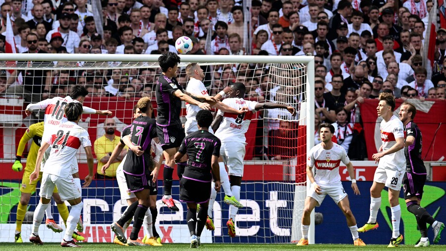 ▲ 바이에른 뮌헨 중앙 수비 김민재(28)가 투헬 감독이 예고했던대로 슈투트가르트전 선발로 출전했다. 레알 마드리드와 유럽축구연맹(UEFA) 챔피언스리그 4강 1차전에서 2실점 빌미를 제공했지만 중앙 수비수 컨디션이 완벽하지 않아 내린 결정이었다. 김민재는 에릭 다이어와 짝을 맞춰 바이에른 뮌헨 후방을 지켰다. 김민재는 특유의 빠른 속도로 커버했다. 전반 32분 붕대 투혼을 발휘한 다이어 뒤로 슈투트가르트 공격이 쇄도하자 김민재가 끊어냈다. 실점 장면에서 아쉬운 부분이 있었지만 후반전 추포-모팅에게 롱볼을 전달하기도 했다. 김민재는 최대한 라인을 지키며 슈투트가르트 공격을 막으려고 애썼다.  ⓒ연합뉴스/로이터