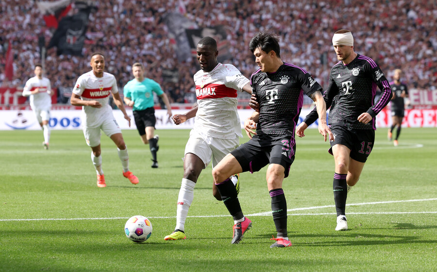 ▲ 바이에른 뮌헨 중앙 수비 김민재(28)가 투헬 감독이 예고했던대로 슈투트가르트전 선발로 출전했다. 레알 마드리드와 유럽축구연맹(UEFA) 챔피언스리그 4강 1차전에서 2실점 빌미를 제공했지만 중앙 수비수 컨디션이 완벽하지 않아 내린 결정이었다. 김민재는 에릭 다이어와 짝을 맞춰 바이에른 뮌헨 후방을 지켰다. 김민재는 특유의 빠른 속도로 커버했다. 전반 32분 붕대 투혼을 발휘한 다이어 뒤로 슈투트가르트 공격이 쇄도하자 김민재가 끊어냈다. 실점 장면에서 아쉬운 부분이 있었지만 후반전 추포-모팅에게 롱볼을 전달하기도 했다. 김민재는 최대한 라인을 지키며 슈투트가르트 공격을 막으려고 애썼다.  ⓒ연합뉴스/로이터