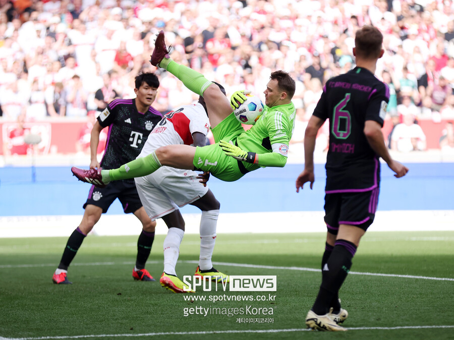 ▲ 바이에른 뮌헨 중앙 수비 김민재(28)가 투헬 감독이 예고했던대로 슈투트가르트전 선발로 출전했다. 레알 마드리드와 유럽축구연맹(UEFA) 챔피언스리그 4강 1차전에서 2실점 빌미를 제공했지만 중앙 수비수 컨디션이 완벽하지 않아 내린 결정이었다. 김민재는 에릭 다이어와 짝을 맞춰 바이에른 뮌헨 후방을 지켰다. 김민재는 특유의 빠른 속도로 커버했다. 전반 32분 붕대 투혼을 발휘한 다이어 뒤로 슈투트가르트 공격이 쇄도하자 김민재가 끊어냈다. 실점 장면에서 아쉬운 부분이 있었지만 후반전 추포-모팅에게 롱볼을 전달하기도 했다. 김민재는 최대한 라인을 지키며 슈투트가르트 공격을 막으려고 애썼다