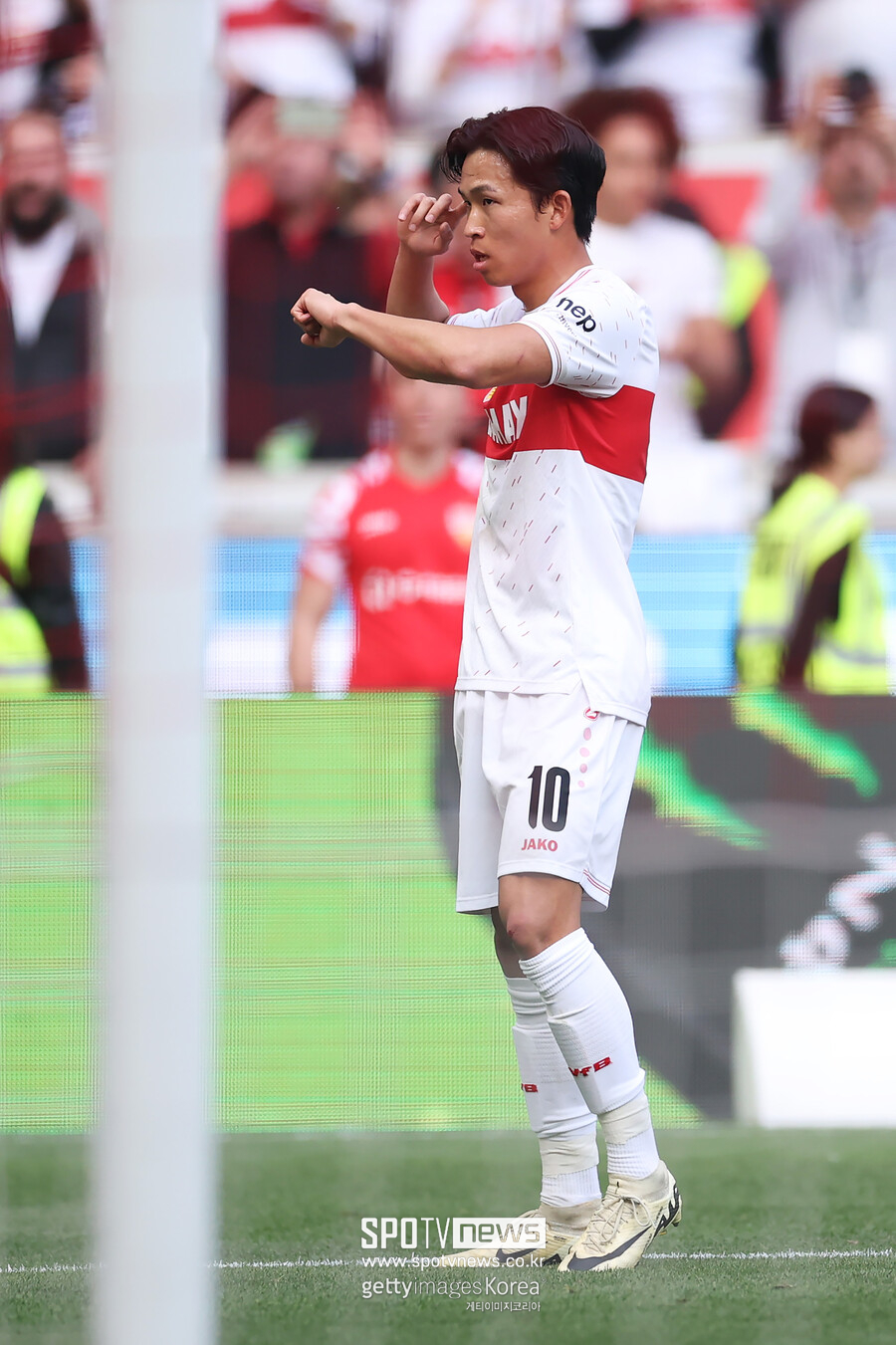 ▲ 바이에른 뮌헨 중앙 수비 김민재(28)가 투헬 감독이 예고했던대로 슈투트가르트전 선발로 출전했다. 레알 마드리드와 유럽축구연맹(UEFA) 챔피언스리그 4강 1차전에서 2실점 빌미를 제공했지만 중앙 수비수 컨디션이 완벽하지 않아 내린 결정이었다. 김민재는 에릭 다이어와 짝을 맞춰 바이에른 뮌헨 후방을 지켰다. 김민재는 특유의 빠른 속도로 커버했다. 전반 32분 붕대 투혼을 발휘한 다이어 뒤로 슈투트가르트 공격이 쇄도하자 김민재가 끊어냈다. 실점 장면에서 아쉬운 부분이 있었지만 후반전 추포-모팅에게 롱볼을 전달하기도 했다. 김민재는 최대한 라인을 지키며 슈투트가르트 공격을 막으려고 애썼다. 교체로 투입한 정우영이 김민재 뒤로 돌아뛰어 헤더로 골망을 뒤흔들었다