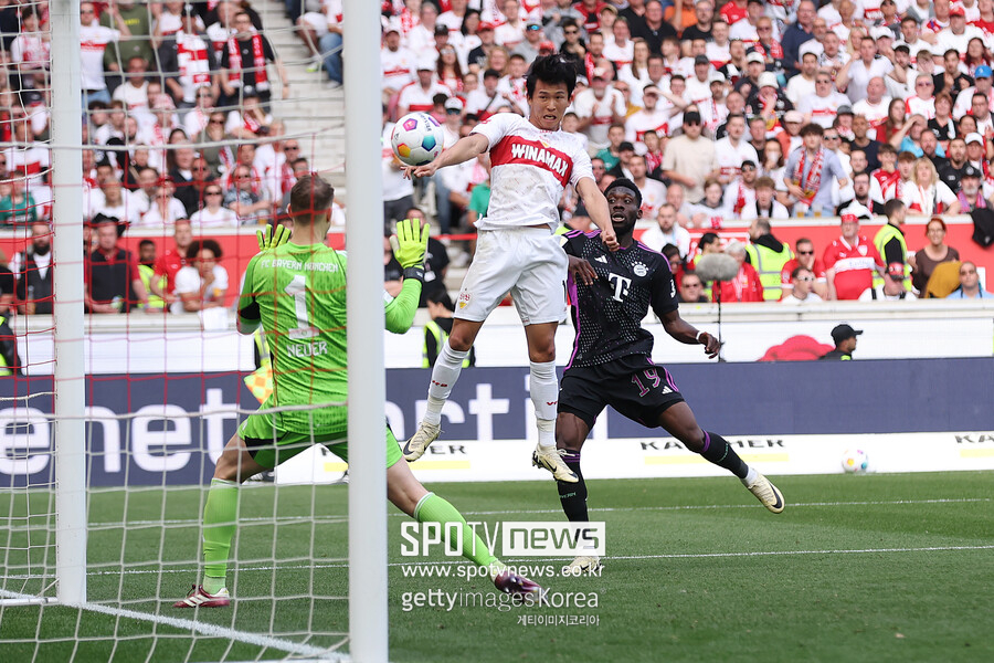 ▲ 바이에른 뮌헨 중앙 수비 김민재(28)가 투헬 감독이 예고했던대로 슈투트가르트전 선발로 출전했다. 레알 마드리드와 유럽축구연맹(UEFA) 챔피언스리그 4강 1차전에서 2실점 빌미를 제공했지만 중앙 수비수 컨디션이 완벽하지 않아 내린 결정이었다. 김민재는 에릭 다이어와 짝을 맞춰 바이에른 뮌헨 후방을 지켰다. 김민재는 특유의 빠른 속도로 커버했다. 전반 32분 붕대 투혼을 발휘한 다이어 뒤로 슈투트가르트 공격이 쇄도하자 김민재가 끊어냈다. 실점 장면에서 아쉬운 부분이 있었지만 후반전 추포-모팅에게 롱볼을 전달하기도 했다. 김민재는 최대한 라인을 지키며 슈투트가르트 공격을 막으려고 애썼다. 교체로 투입한 정우영이 김민재 뒤로 돌아뛰어 헤더로 골망을 뒤흔들었다