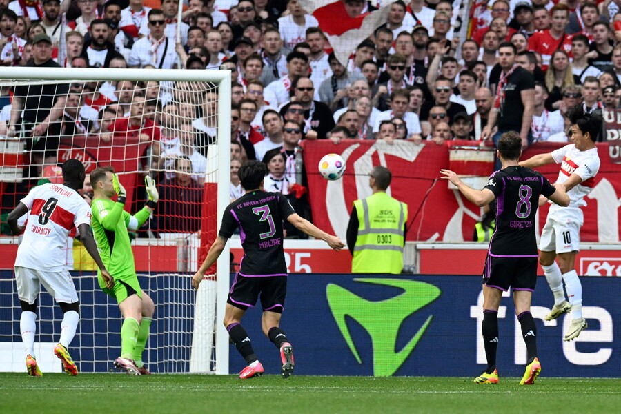 ▲ 바이에른 뮌헨 중앙 수비 김민재(28)가 투헬 감독이 예고했던대로 슈투트가르트전 선발로 출전했다. 레알 마드리드와 유럽축구연맹(UEFA) 챔피언스리그 4강 1차전에서 2실점 빌미를 제공했지만 중앙 수비수 컨디션이 완벽하지 않아 내린 결정이었다. 김민재는 에릭 다이어와 짝을 맞춰 바이에른 뮌헨 후방을 지켰다. 김민재는 특유의 빠른 속도로 커버했다. 전반 32분 붕대 투혼을 발휘한 다이어 뒤로 슈투트가르트 공격이 쇄도하자 김민재가 끊어냈다. 실점 장면에서 아쉬운 부분이 있었지만 후반전 추포-모팅에게 롱볼을 전달하기도 했다. 김민재는 최대한 라인을 지키며 슈투트가르트 공격을 막으려고 애썼다. 교체로 투입한 정우영이 김민재 뒤로 돌아뛰어 헤더로 골망을 뒤흔들었다 ⓒ연합뉴스/로이터