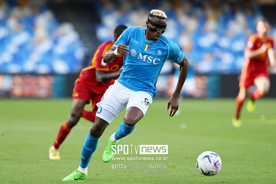 ▲ 첼시가 나폴리의 빅터 오시멘 영입에 진심이다. 로멜루 루카쿠와 거액의 현금, 유망주까지 모두 내주겠다는 의지다. 영국 매체 '데일리 메일'은 5일(한국시간) "첼시는 오시멘 영입을 위해 나폴리와 처음으로 접촉했다"라며 "로멜루 루카쿠가 포함된 딜이다"라고 보도했다.