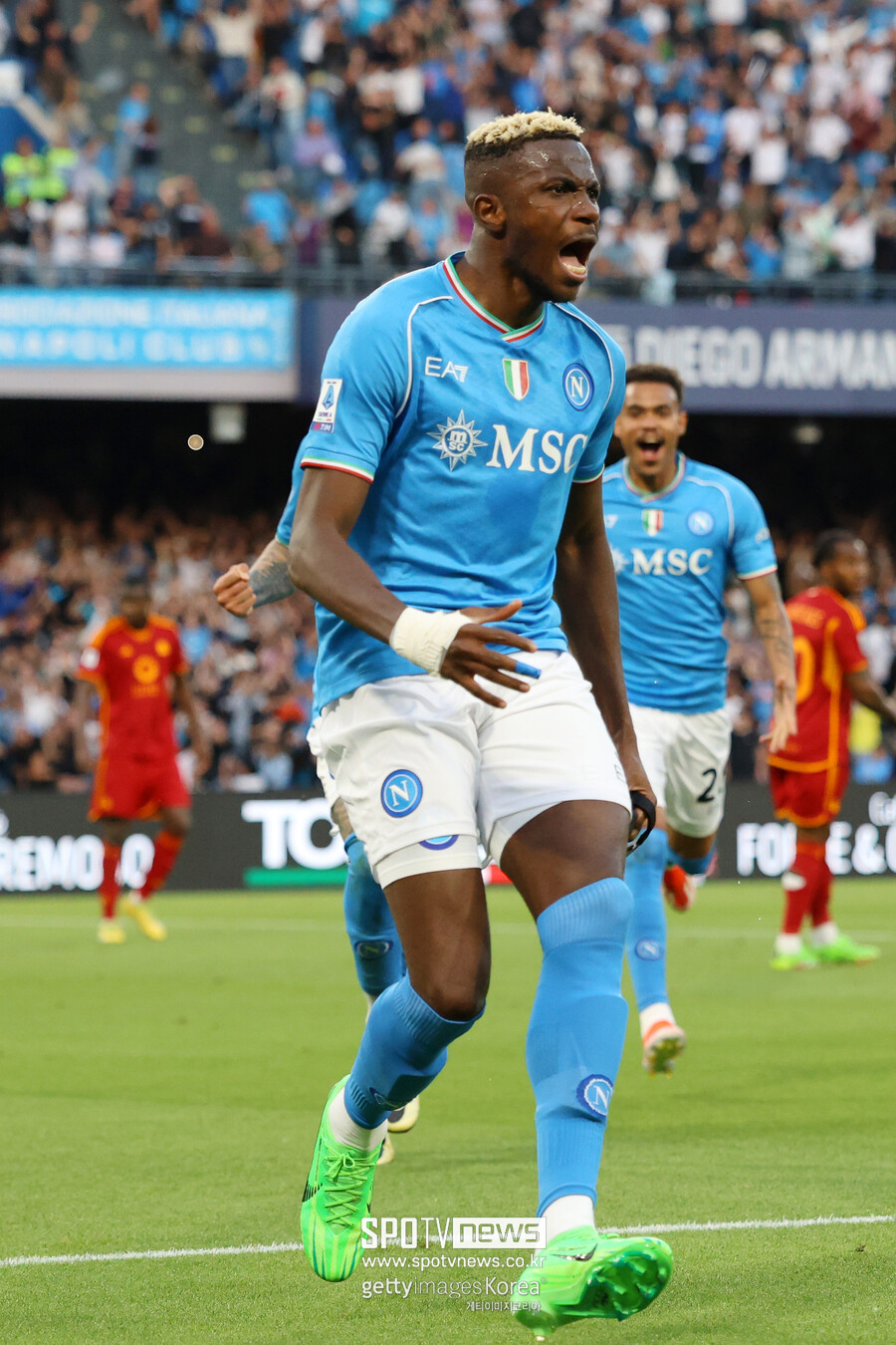 ▲ 첼시가 나폴리의 빅터 오시멘 영입에 진심이다. 로멜루 루카쿠와 거액의 현금, 유망주까지 모두 내주겠다는 의지다. 영국 매체 '데일리 메일'은 5일(한국시간) "첼시는 오시멘 영입을 위해 나폴리와 처음으로 접촉했다"라며 "로멜루 루카쿠가 포함된 딜이다"라고 보도했다.