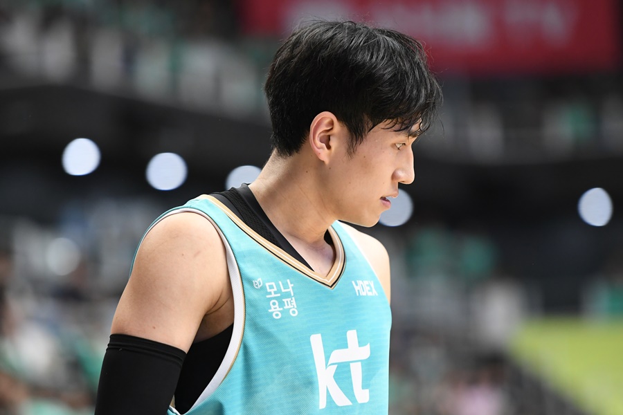 ▲ 한희원(위)과 문성곤이 공격에서 침묵했다 ⓒ KBL