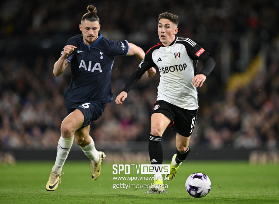 ▲ 라두 드라구신은 미키 판더펜과 크리스티안 로메로에 밀려 벤치에 앉아있다. 그의 에이전트인 플로린 마네아는 현재 상황에 만족하지 않다고 밝혔다.