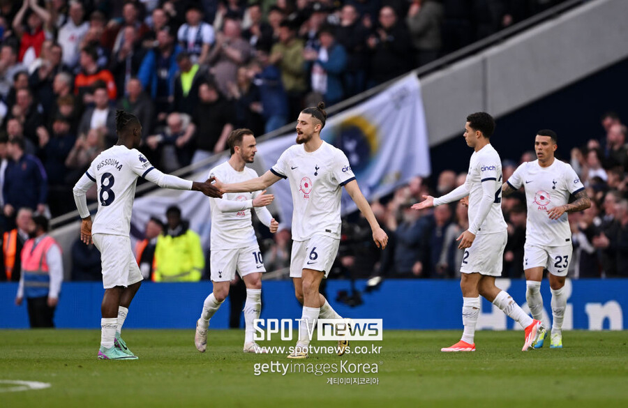 ▲ 라두 드라구신은 미키 판더펜과 크리스티안 로메로에 밀려 벤치에 앉아있다. 그의 에이전트인 플로린 마네아는 현재 상황에 만족하지 않다고 밝혔다.