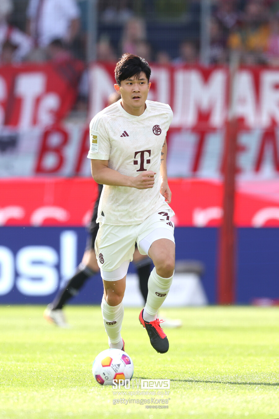 ▲ 바이에른 뮌헨은 9일 레알 마드리드와 2023-24시즌 유럽축구연맹(UEFA) 챔피언스리그 4강 2차전을 펼친다. 지난 1차전에서 아쉬움을 남긴 김민재가 2차전에도 선발로 출격할 수 있을지 많은 관심이 집중됐다. 그러나 선발 출전 가능성이 점점 낮아지고 있다. 마테이스 더 리흐트가 복귀를 준비하고 있기 때문이다. 독일 매체 '빌트'는 "마테이스 더 리흐트와 자말 무시알라가 레알 마드리드전에 출전할 수 있기를 희망하고 있다"라고 보도했다.