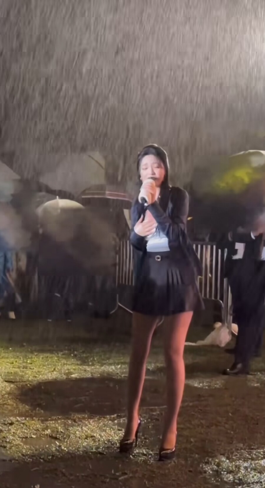 ▲ 폭우 속 열창하는 홍진영. 출처| 개인 SNS